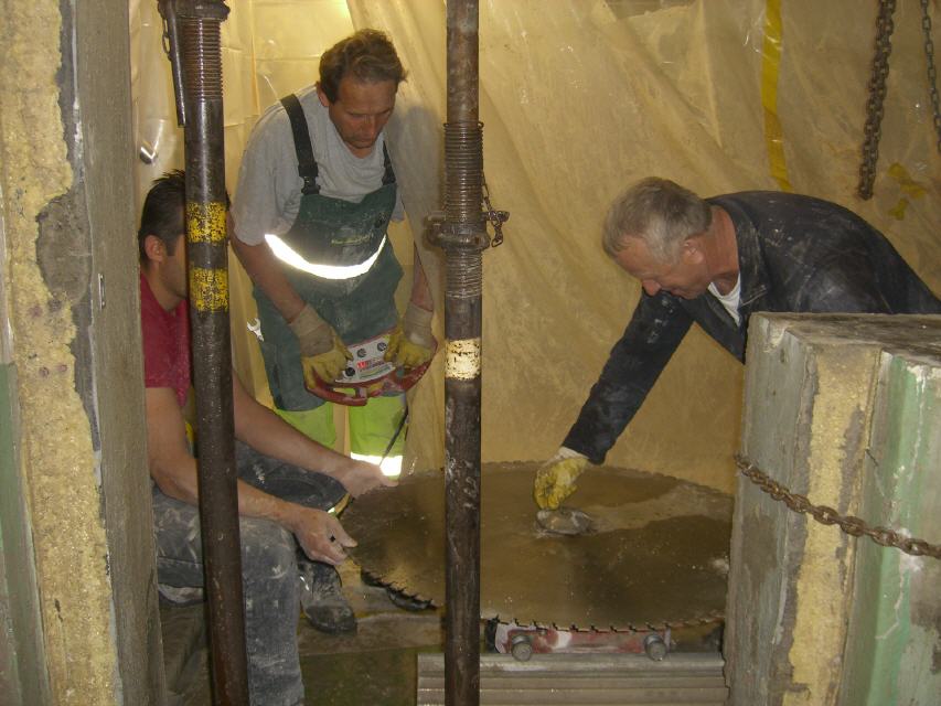 Ausf&uuml;hren des Durchbruchs mit dem gr&ouml;beren Brotmesser