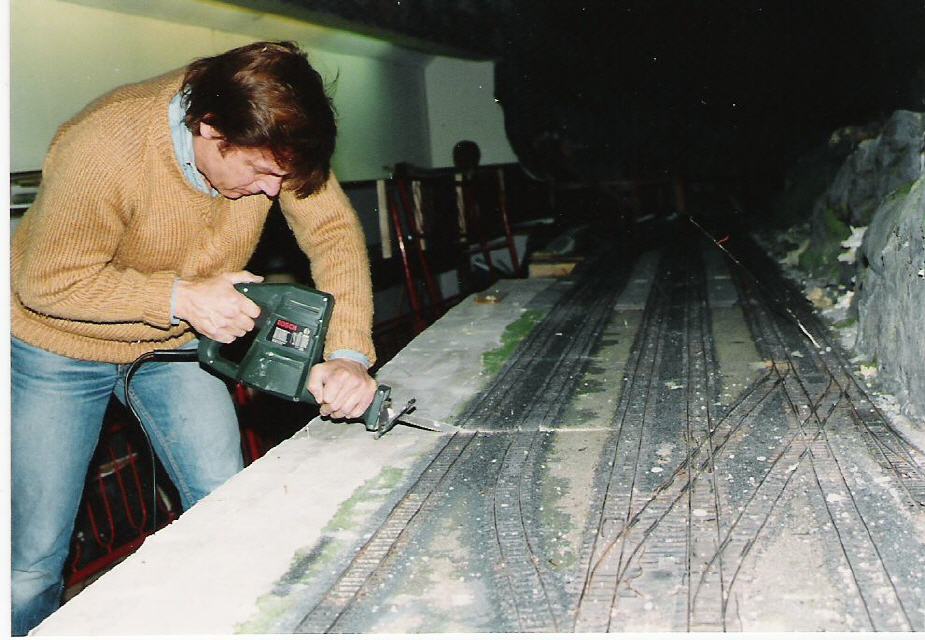 Das von Nachfolgern plattgemachte Areal "Kandersteg", wird in kleinere Teile bis 2.50m zerlegt.