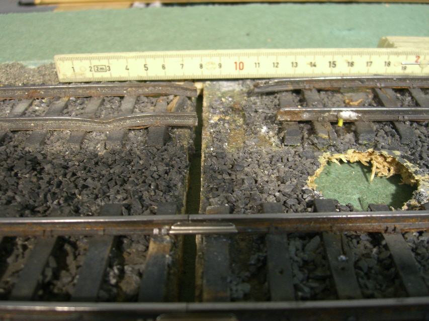 Die &uuml;bel zugerichteten Gleise werden wieder hergerichtet.