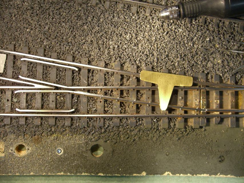 Anfertigen und Einsetzen von Weichenteilen.